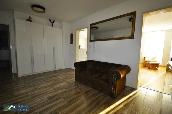 Schwaz - großzügiger, eleganter Wohnraum - offener Wohnbereich - Flur mit Zugang zum Büro/Zimmer