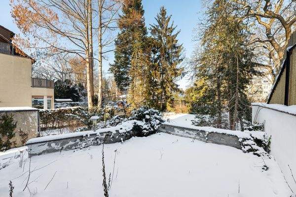 Sonnige Terrasse mit Gartenzugang
