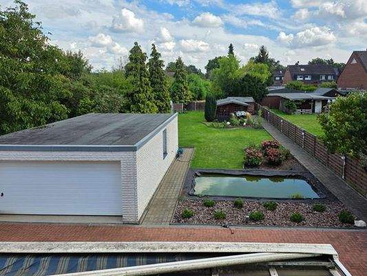 Blick vom Balkon in den Garten