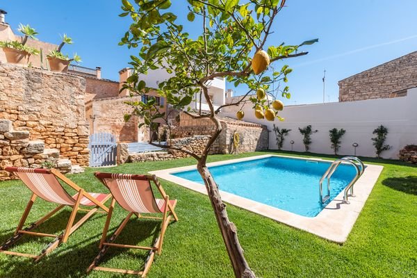 Renoviertes, traditionelles Passiv-Stadthaus mit großem Patio und Pool mitten im Herzen von Santanyi 