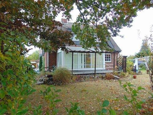 Hausansicht Gartenseite mit Wintergarten und Terrasse.jpg