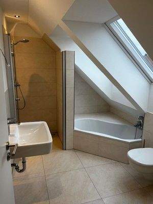 Bad mit Badewanne und Dusche 2. Ebene