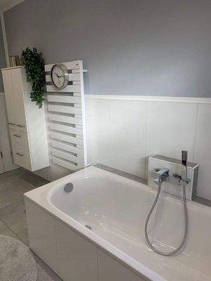 Bad mit Wanne u. Dusche (1. OG).jpg