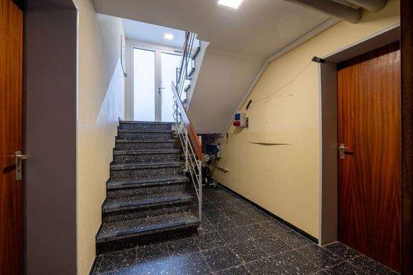 Treppe ins Untergeschoss