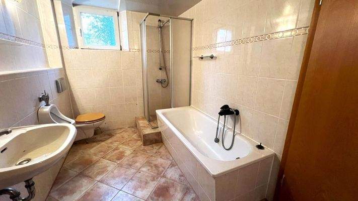 Bad mit Wanne, Dusche und WC im Untergeschoss (Einliegerwohnung)