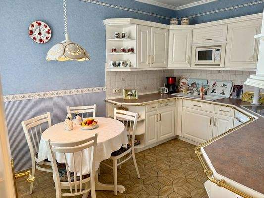 Küche mit Einbauküche im EG Ansicht 1