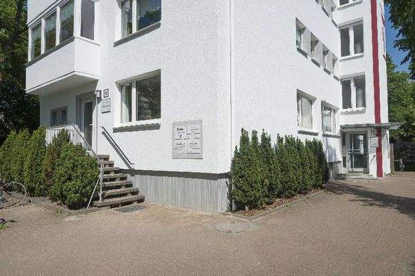 Kurt-Schumacher-Allee 12 Eingang zur Praxis