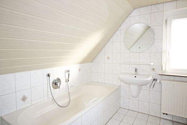 Tageslichtbad mit Badewanne