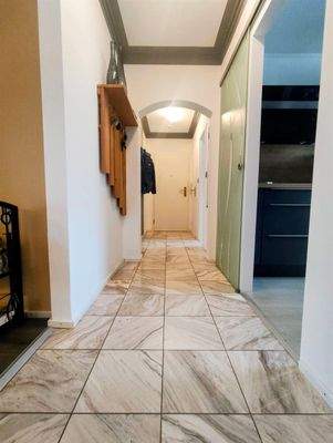 Flur mit Blick zur Eingangstüre