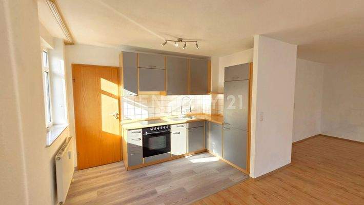 Moderne Küche mit Zugang zum Abstellraum