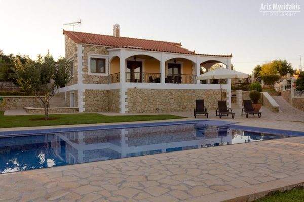 3 Luxusvillen mit Pool in Douliana
