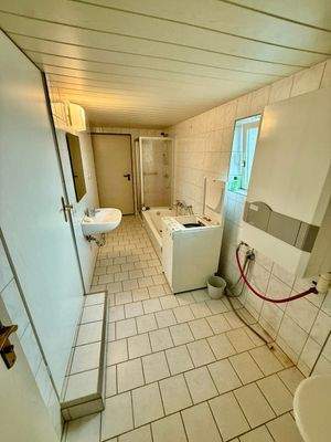 Helles Badezimmer mit Wanne