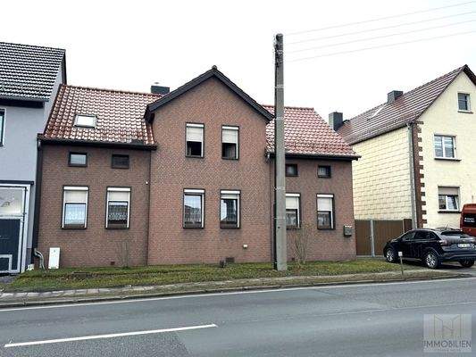 Vorderfront mit Einfahrtstor