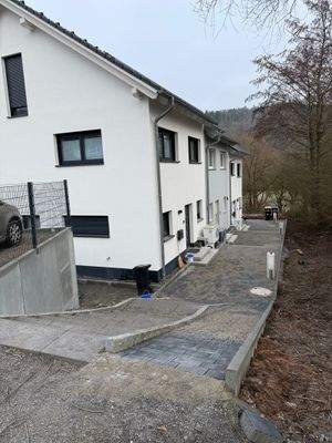 Hauszugang mit Treppe und Rampe