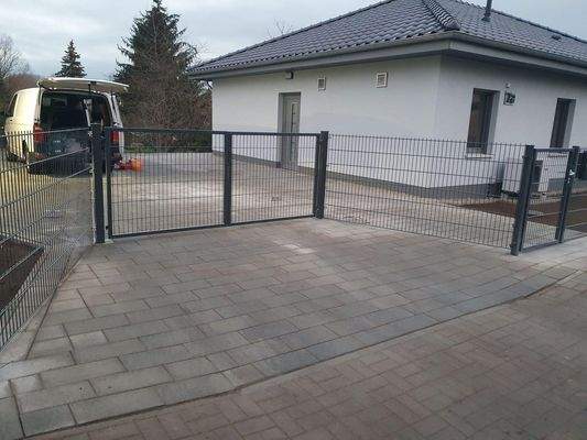 Auffahrt zum Grundstück