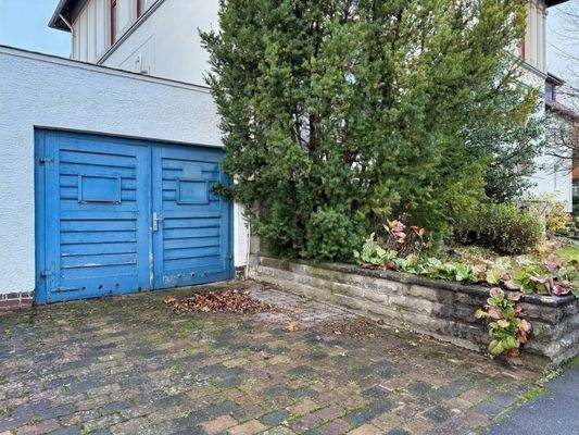 Garage und Stellplatz