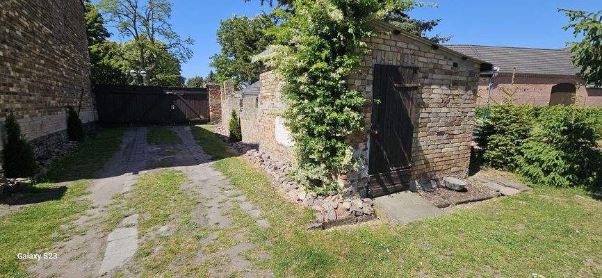 Hofauffahrt + Nebengelass