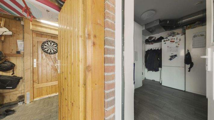 Seiteneingang vom Carport in den HWR