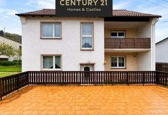 Haus Ansicht große Terrasse vorm Haus