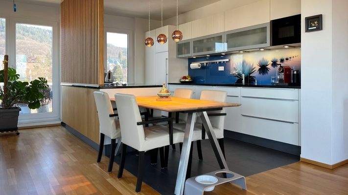 Große Einbauküche mit zentraler Kochinsel