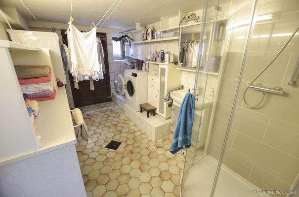 Waschküche mit Dusche