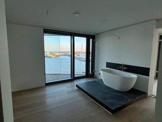 Schlafbereich mit freihstehender Badewanne