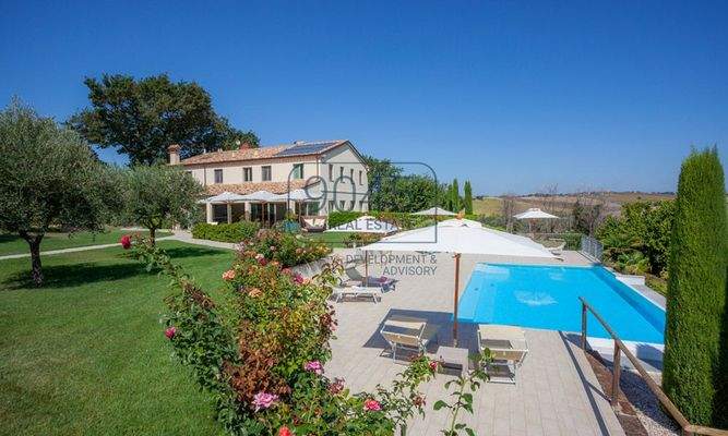 Luxusvilla mit Gästehaus und Panoramablick – Nähe Adria, Marken