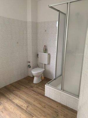 Badezimmer mit Fenster.jpg