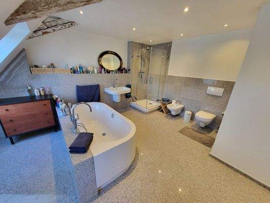 DG: Voll-/Duschbad mit Fenster