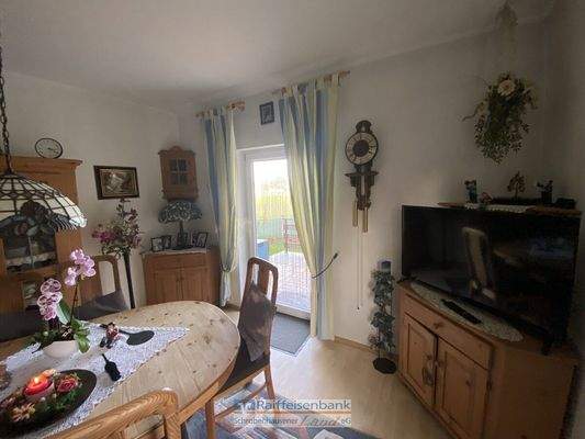 Wohnzimmer mit Zugang zur Terrasse / Garten