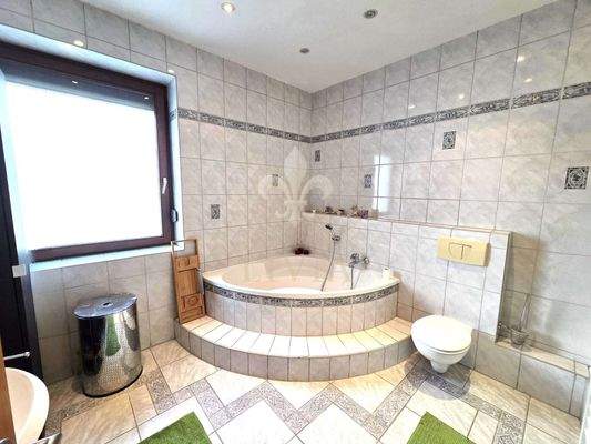 Badezimmer mit Eckbadewanne