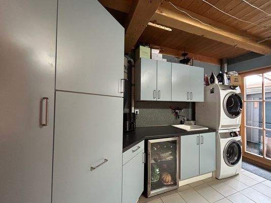 Hauswirtschaftsraum mit Türen nach außen