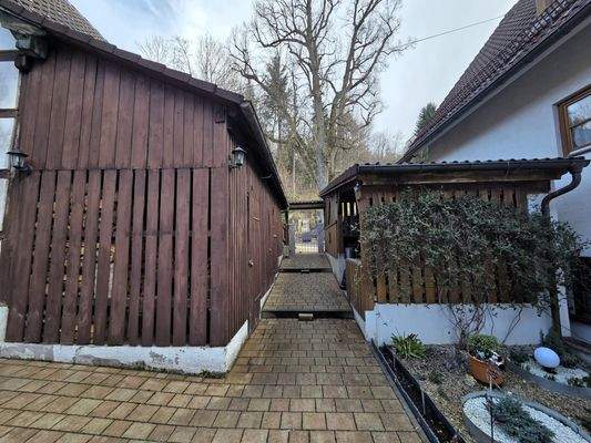 Blick auf das Carport und Holzlager.jpg