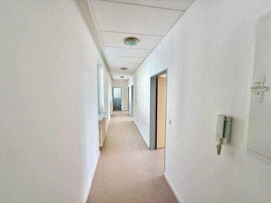 Einladender Flur mit Stellflächen vor Renovierung