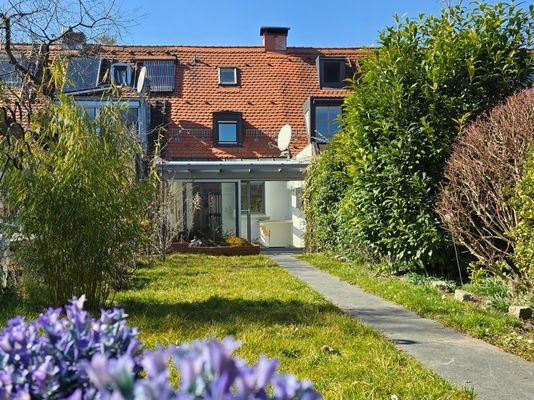 Garten und Hausansicht mit Wintergarten