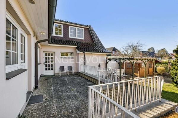 Terrasse Wohneinheit 1 mit Haustür/Zugang zu Wohneinheit 2