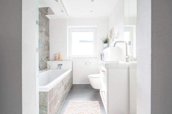 Badezimmer mit Wanne (2).jpeg