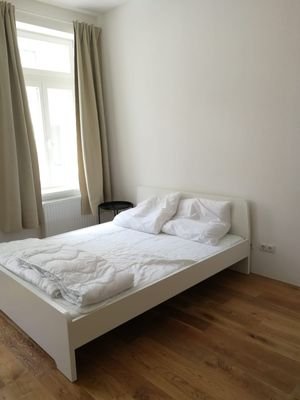 Neues Doppelbett - Bettwäsche wird bereitgestellt