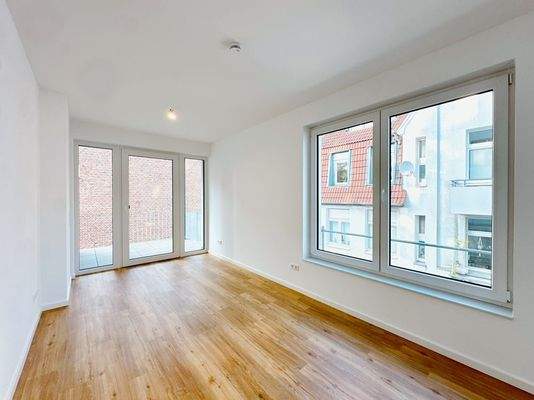 Wohn-Essbereich mit Blick zum Balkon