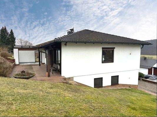 Linke Seitenansicht mit Terrasse