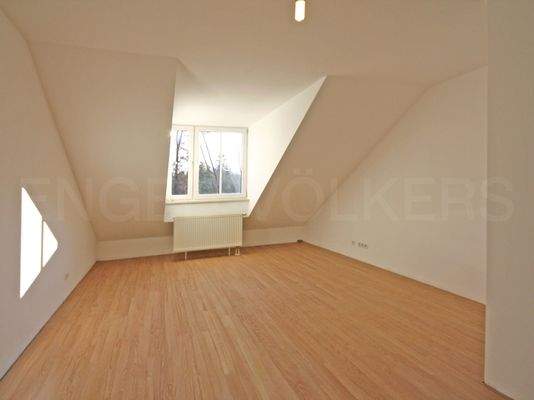 Helles Schlafzimmer im Dachgeschoss 