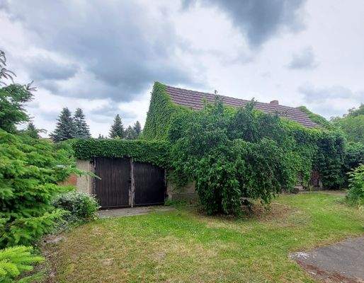 Nebengelass mit Garage