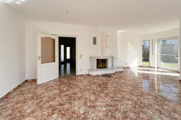 Helles Wohnzimmer mit hochwertigem Fliesenboden