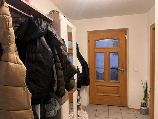 Geräumiger Eingangsbereich mit praktischer Garderobe und durchdachter Raumaufteilung