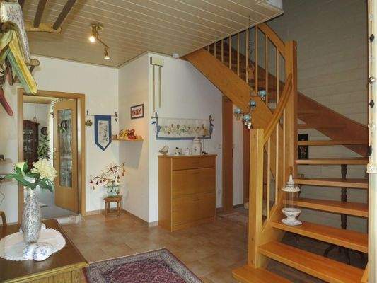 Flur im EG mit Treppe zum OG