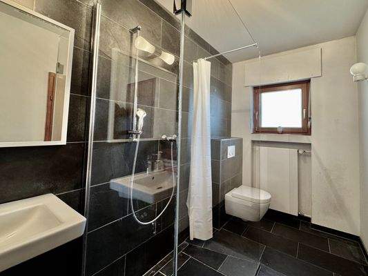 Zurück im Haus - links vom Eingang das Duschbad