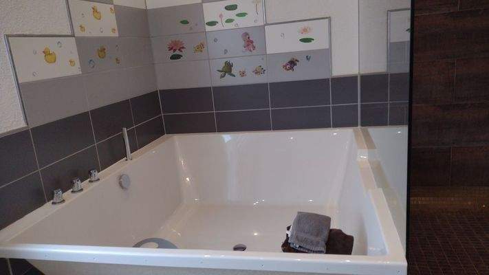 große Badewanne im EG