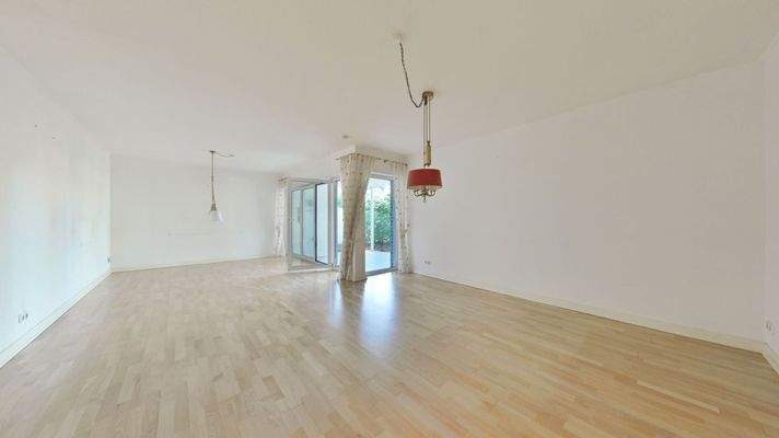 großzügiges Wohnzimmer