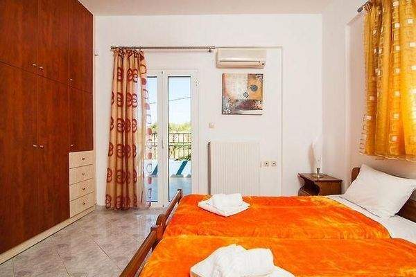 Kreta, Perama: Große Villa mit 2 kleinen Wohnungen zum Verkauf