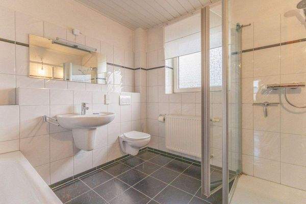 Tageslichtbad mit Badewanne und Dusche